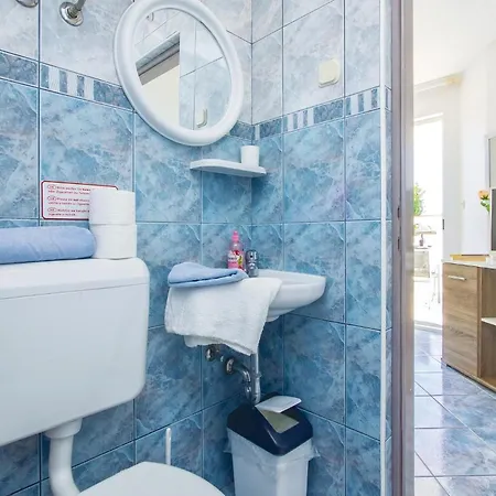 Ferienhaus Cozy In Okrug Gornji With Sauna