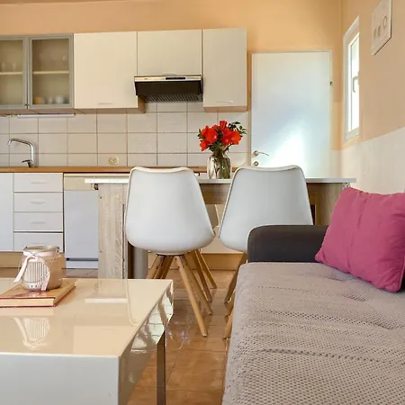 Ferienhaus Cozy In Okrug Gornji With Sauna