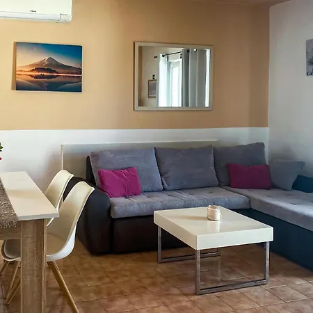 Cozy In Okrug Gornji With Sauna Дом отдыха *