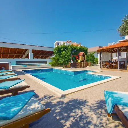 Ferienhaus Cozy In Okrug Gornji With Sauna Trogir