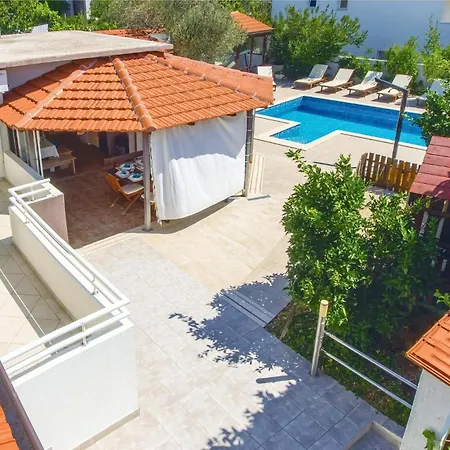 Ferienhaus Cozy In Okrug Gornji With Sauna