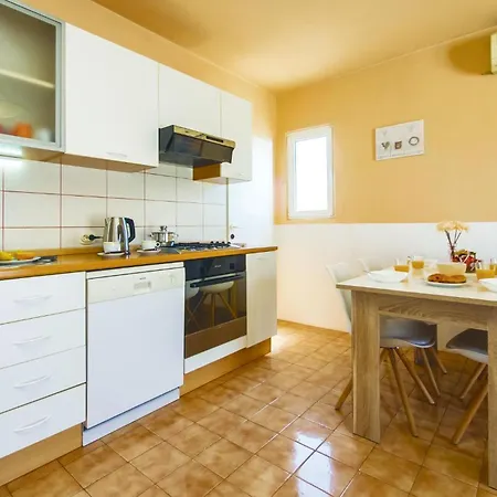 Ferienhaus Cozy In Okrug Gornji With Sauna