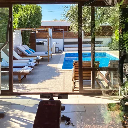 Cozy In Okrug Gornji With Sauna 特罗吉尔