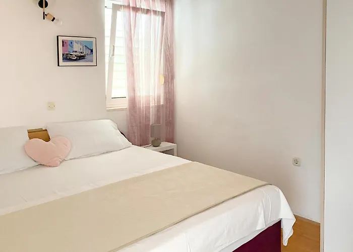 Ferienhaus Cozy In Okrug Gornji With Sauna *