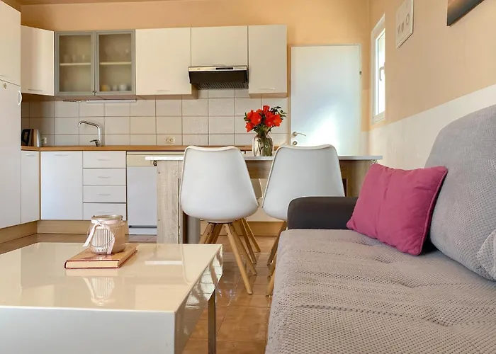 Ferienhaus Cozy In Okrug Gornji With Sauna