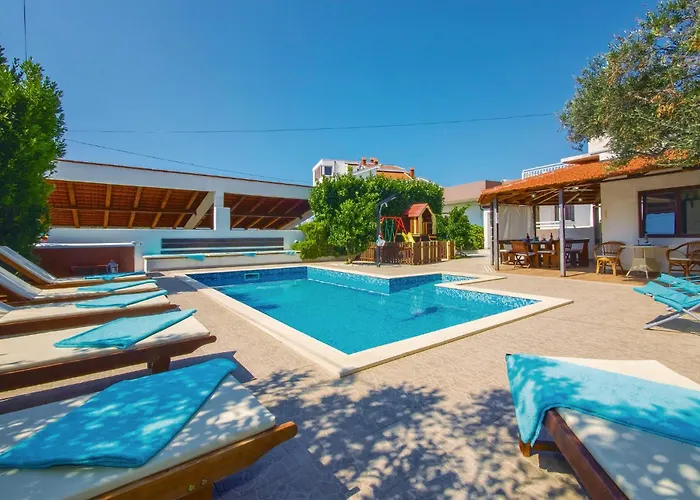 Ferienhaus Cozy In Okrug Gornji With Sauna Trogir